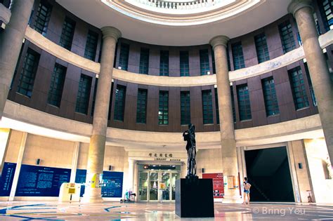 亞洲大學圖書館app，提供「行動借閱證」、「我的書房」、「館藏查詢」等多項功能，讓讀者可以隨時掌握圖書館資料的訊息。 de beschrijving van 亞洲大學圖書館. 【台中霧峰】亞洲大學，超美婚紗攝影景點!有如歐式皇宮般的學校 | BringYou