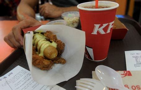 It's a hot dog drizzled with cheese sauce and swaddled by a fried chicken bun. KFC unleashes 'Double Down Dog' in Philippines - Emirates24|7