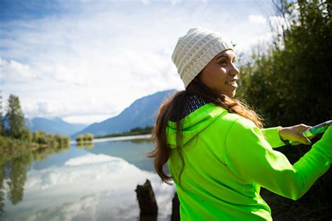 Popoli indigeni del canada (it); Indigenous Canadian Woman Fishing Stock Photo - Download ...