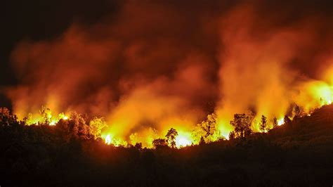 Contribute to tiagoad/incendios development by creating an account on github. Siguen activos 15 incendios en España, ocho de ellos en ...