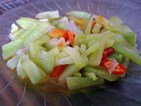 Masukan lengkuas geprek dan daun jeruk, daun salam, cabai rawit utuh. Tumis Labu Siam, Resep Praktis dan Mudah Membuatnya
