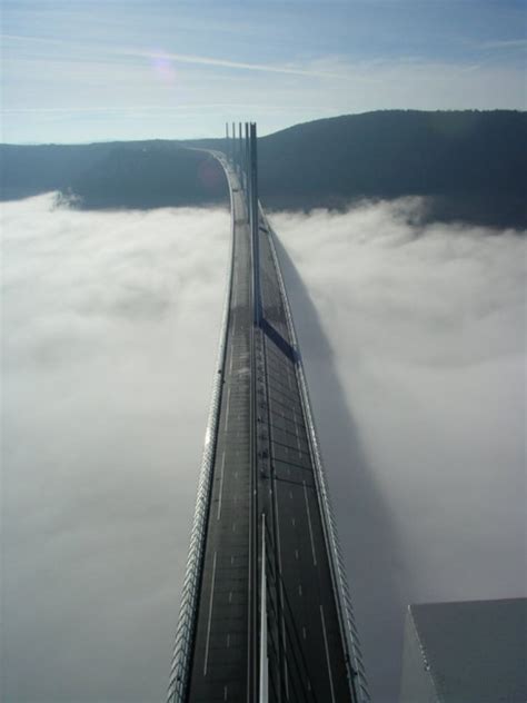 ˈvaɪədʌkt n → viaducto m. EL CAMBALACHE Y YO: Viaducto de Millau