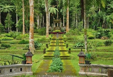 Sekarang sudah bukan zamannya lagi membaca manga melalui buku. 10 Tempat Wisata Hits di Bali, Jujugan Favorit Para Turis