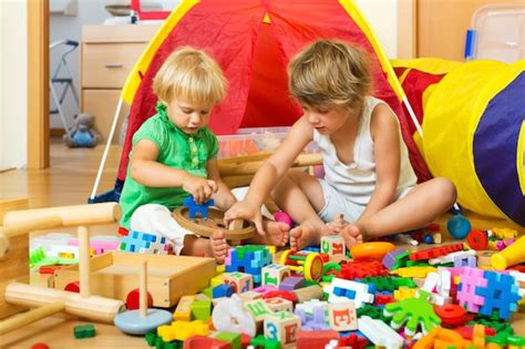 Crianças Brincando Com Brinquedos Foto Grátis