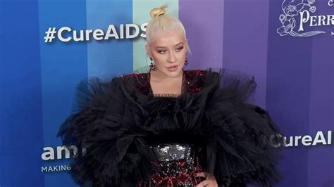 Flipboard Christina Aguilera Brings Her Daughter Summer Rain Five On Stage With Her At