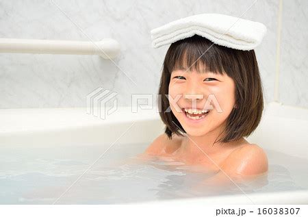 16038307 楽しくお風呂に入る女の子 と似ている写真