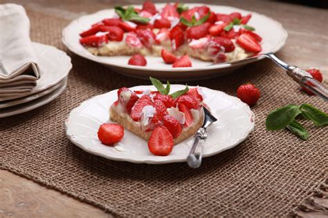 Ohne Backen Erdbeerkuchen mit Keksboden und Vanillepudding
