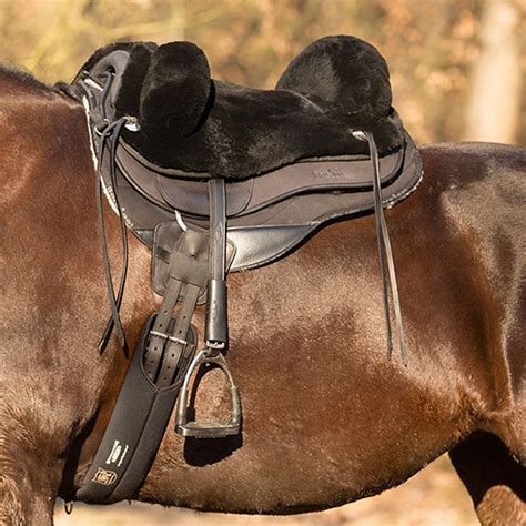 Développée à la demande de nombreux cavaliers qui veulent une selle type fellsaddle (selle en fourrure) mais qui ne soit pas source de problème pour le. Barefoot HAPPY VALLEY - siège en peau de mouton
