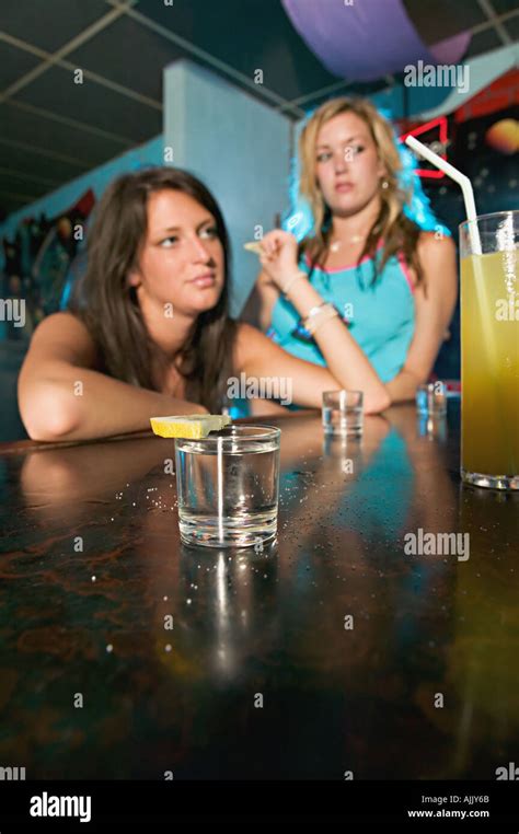 Zwei Betrunkene Frauen Stockfotografie Alamy