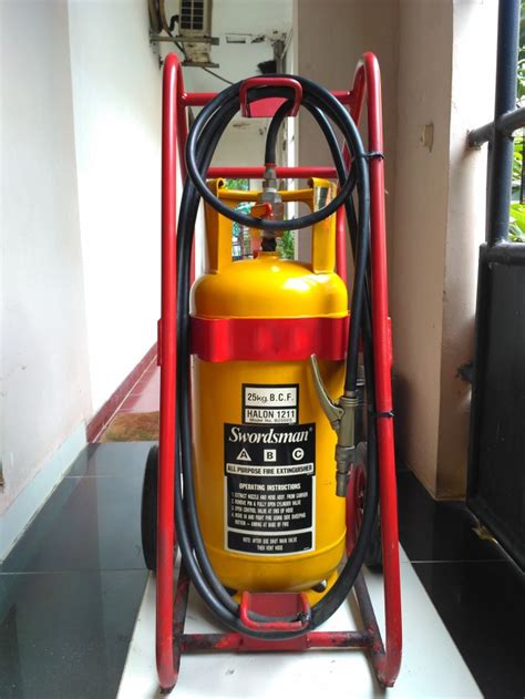 Halon is a liquefied, compressed gas that stops the spread of fire by chemically disrupting combustion and does not leave a residue upon evaporation. Jual Fire Extinguisher, Gas Halon 1211-25 kg, Swordsman ...