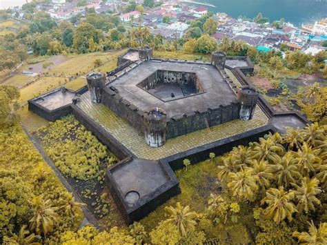 Benteng Belgica Banda Neira Maluku Tengah Island Hopping Lembongan