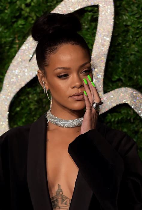 Pin By Skienotsky On Her Rihanna Nails Rihanna Looks Rihanna Makeup