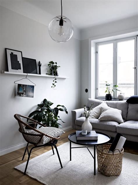 When designing your small minimalist living room, try to select good quality pieces of furniture that will last a long time. Dans un immeuble des années 30 - PLANETE DECO a homes ...