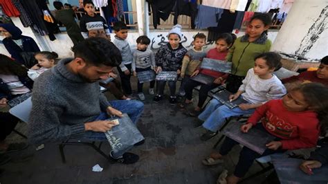 In Gaza Teacher Brings School To Displaced Children World Dunya News