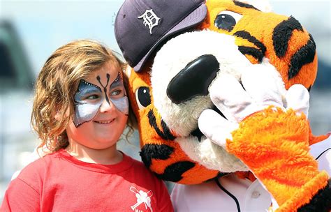 PhotoJay On Twitter Paws The Mascot Of The Detroit Tigers Attends