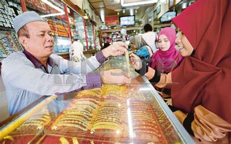 Di kedai kopi di mukim chendering, chabang tiga, batu rakit dan. Harga emas murah, rakyat Terengganu serbu kedai emas