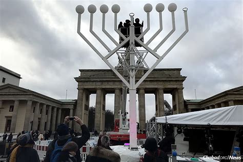 15000 Public Menorahs Lit To Celebrate Chanukah They Are Put Up In