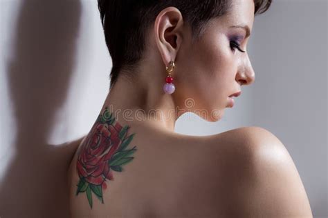 Gorąca Seksowna Mokra Dziewczyna Z Tatuażem W Czerni Obraz Stock