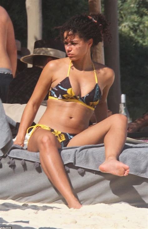 Alisha Wainwright Soaks Up Sun In Bikini In Mexico After Pda Scandal