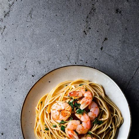 Spaghetti Met Warme Romige Knoflooksaus En Garnalen Recept Smulweb