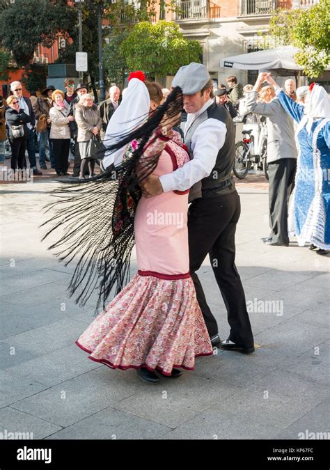 El Chotis El Baile Típico De Madrid Fotografía De Stock Alamy