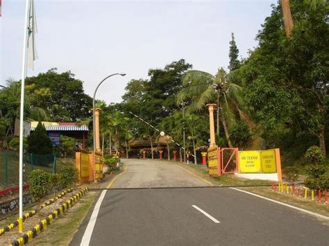 Graduan kolej vokasional berpeluang untuk ke ipta, ipts, dan institut latihan kemahiran awam dan swasta, atau terus ke alam teknologi pembinaan. Ijan Qlate: Di Sekolah Menengah Teknik Sultan Haji Ahmad Shas