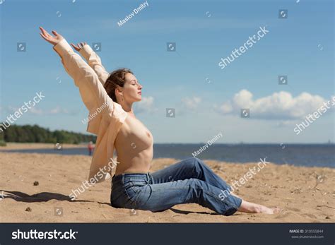Стоковая фотография Naked Girl Sitting On Beach Summer