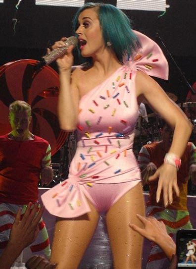 Katy Perry Ditches Haute Couture For Signature Rainbow Colours Facenfacts
