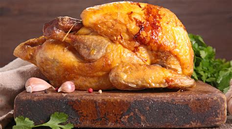 Che sia per riciclare il pollo o che sia fatto con ingredienti freschi, il pollo in gelatina è un gran piatto, adatto anche per le feste in tavola. Pollo arrosto: 5 errori da non fare