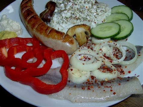 Bratwurst Mit Kartoffelsalat Und Ma A Hren Mittagessen Rezepte Kochbar De