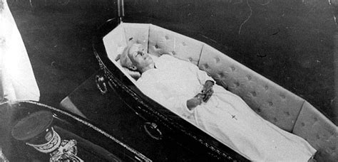 Dec 17, 2020 · after eva perón's death in 1952, two million argentinians paid tribute to their first lady, but then her body went into hiding for nearly 20 years. The dead body of Eva Perón in the 70's. | Eva "Evita ...
