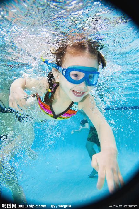水中游泳的小女孩摄影图 儿童幼儿 人物图库 摄影图库 昵图网