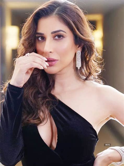 Sophie Choudry Breaking The Internet With Her Hot Bikini Pictures