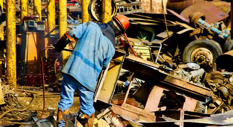 Pros And Cons Of Salvaging Parts From A Semi Truck Junk Yard