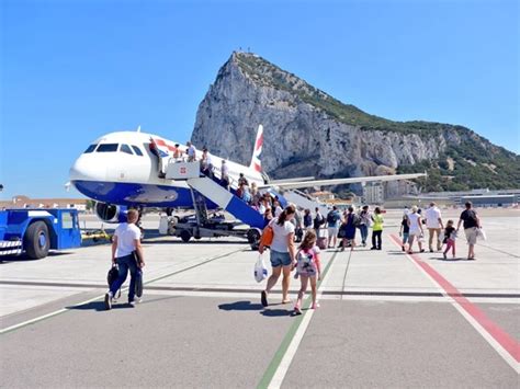 Das fahren in der stadt gibraltar flughafen mit einem mietwagen kann ein mühsam sein, aber nicht unmöglich. Landasan Kapal Terbang Paling Mengerikan Di Dunia