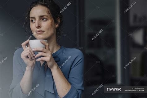Porträt Einer Jungen Frau Die Sich Bei Einer Tasse Kaffee Entspannt — Wohlbefinden Millennials