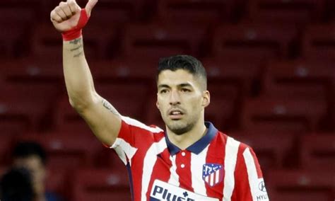 اتلتيكو مدريد يتصدر الدوري الإسباني بالوقت الحالي بفارق أربع نقاط عن برشلونة وثلاث نقاط عن ريال مدريد الذي يتجاوزه بمباراة لعبها يوم أمس وتمكن من الفوز بها بسهولة إن صح التعبير، لكن رغم الفارق الآمن نوعا ما فعلى اتلتيكو مدريد مواصلة سكة الانتصارات من أجل. سواريز نجم أتلتيكو مدريد يثني على هالاند ويفضله على مبابي ...