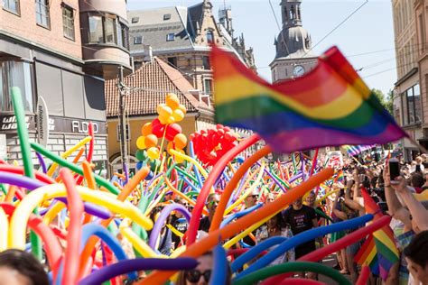 Klokken 15 åpner pride park, midt i hovedstaden. Se bildene fra Oslo Pride-paraden her - Melk & Honning