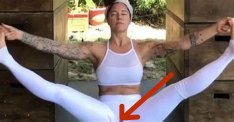 Mutig Yoga Lehrerin Posiert Mit Menstruationsblut Auf
