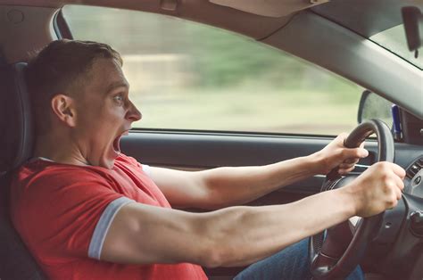 7 Dangerous Driving Behaviors - Todayz News