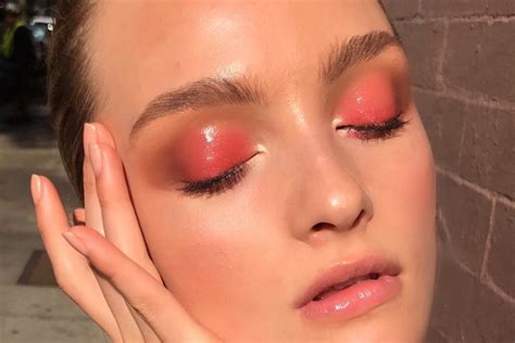 How To Get Glossy Eyelids The Non Sticky Way