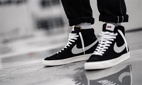 In 1964, founders bill bowerman and phil knight turned their blue ribbon sports venture into the nike we know today. Nike Blazer Mid '77 Black Suede | 43einhalb Sneaker Store
