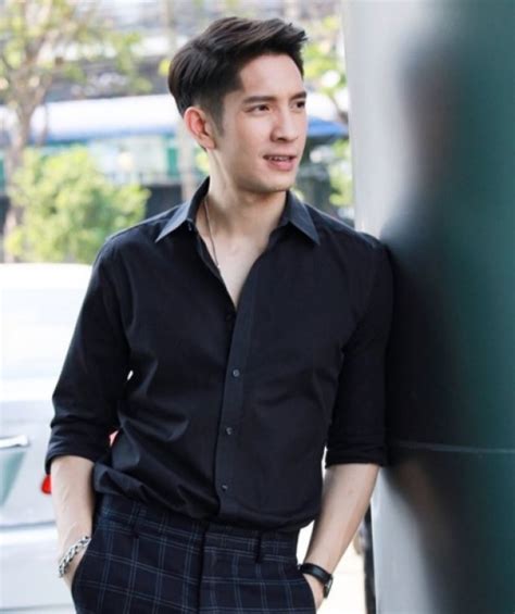 แพน สุรเกียรติ บุนนาค เมาขับรถชนแต่ไม่ยอมลงมาเจรจา คู่กรณีต้องแจ้งตำรวจมาถึงส่งโทรศัพท์ให้คุยกับพ่อ อ้างเป็นพลเอก ขอให้ปล่อยลูกไม่นั้น. ช่อง 7 ร่อนจดหมาย แพน สุรเกีรยติ พ้นเป็นนักแสดงในสังกัด!