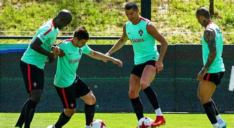 Muitos parabéns a nossa seleção nacional #selecaonacional #portugal #epluribusunum #aupaatleti pic.twitter.com/civ6fn3w76. Cristiano Ronaldo e André Silva integrados no treino da ...