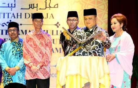 Zakir naik with tuanku syed faizuddin putra jamalullail (crown prince of perlis, malaysia). Raja Muda of Perlis concerned about weak sense of identity ...