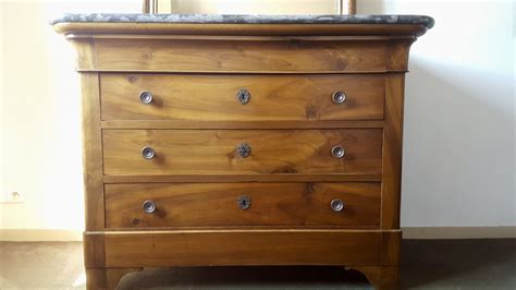 The top is wonderfully grained black marble and sits atop a walnut case with simple sides and burl walnut draw. Commode Louis Philippe - Luckyfind