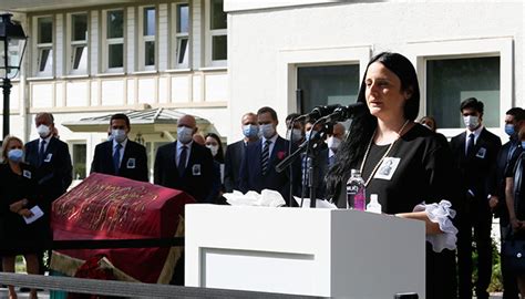 Kıraç , 17 haziran 1972 tarihinde kahramanmaraş 'ın göksun ilçesinde beşkardeşin üçüncüsü olarak doğmuştur. Koç ve Kıraç Ailesi ile Koç çalışanları Suna Kıraç'a veda ...