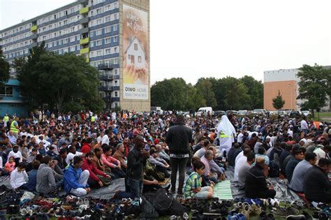 Auf der ganzen welt feiern muslime das opferfest und zeigen opferbereitschaft. Gottesdienst zum Islamischen Opferfest am Meeresbrunnen in ...