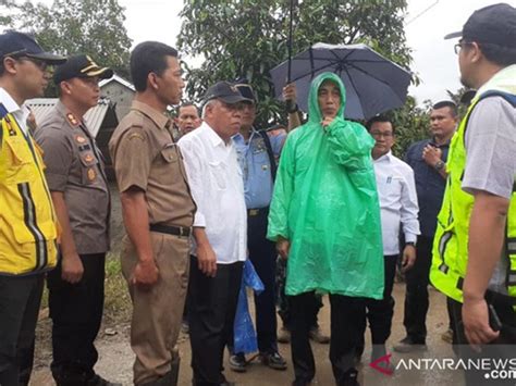 Mantel hujan ini dibuat dengan menggunakan bahan yang halus dan. Monyet Pake Jas Hujan Warna Hijau - Kenapa Pencarian Monyet Pake Jas Hujan Yang Muncul Pak ...