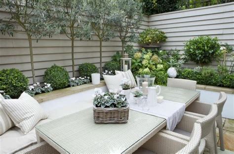 Weitere ideen zu olivenbaum, mediterraner garten, olivenbäumchen. Terrasse gestalten mit Olivenbaum im Blumenbeet | Балкон ...